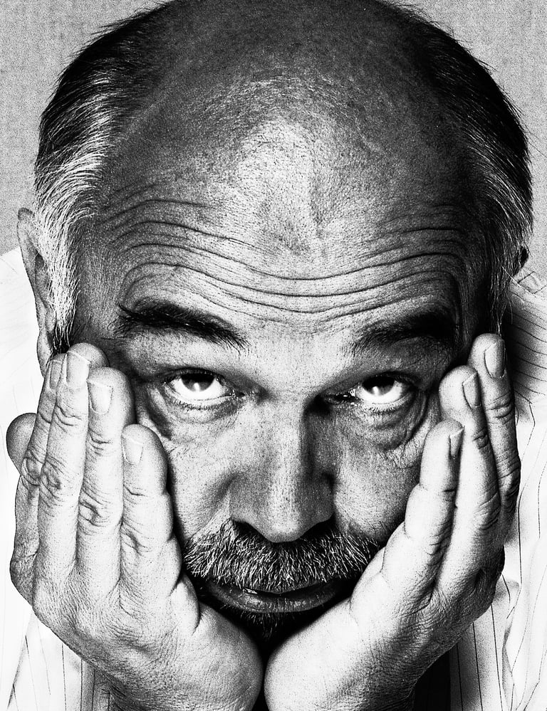 Gérard Jugnot portrait serré noir et blanc — photographie par Enzo Minardi pour Score Magazine, Paris