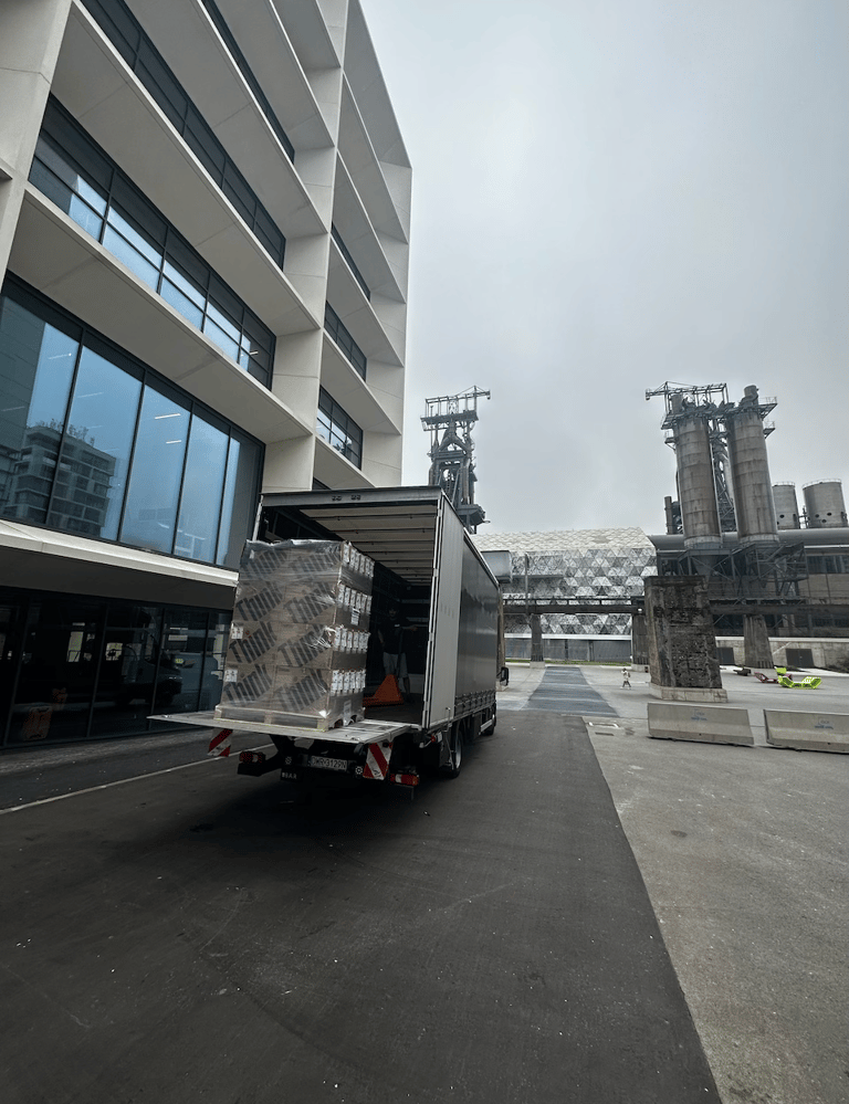 Un porteur hayon en livraison