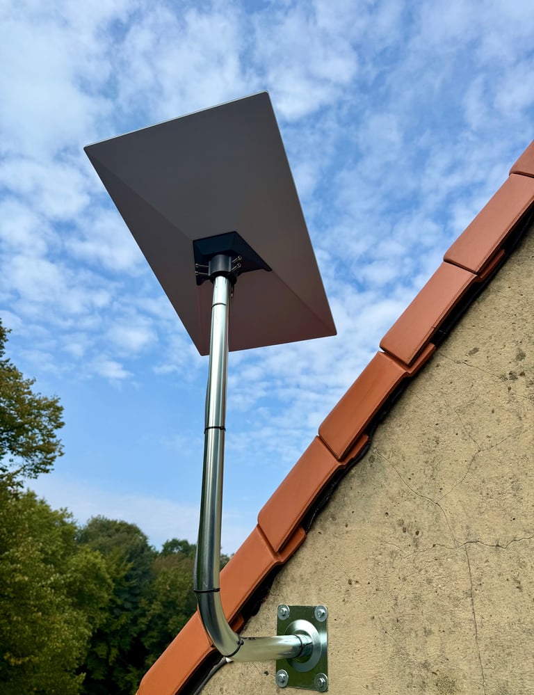 Antenne Starlink sur le coté du toit