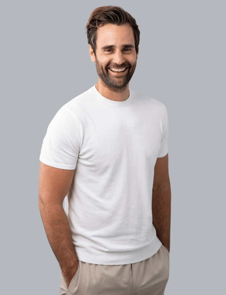 Halflang portret van Wes Mutsaars; trainer, acteur en oud marinier