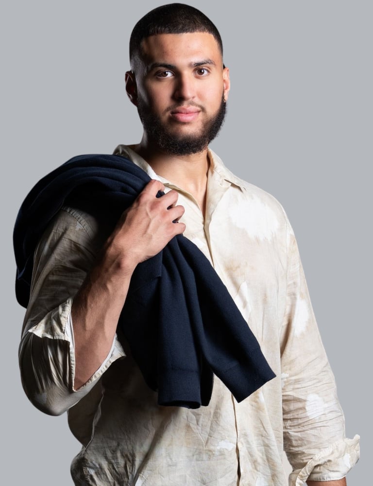 Halflang portret van Wail Alami; trainer en acteur