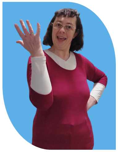 Portrait souriant de Patricia Borderon, fond bleu, main levée pour accueillir les visiteurs