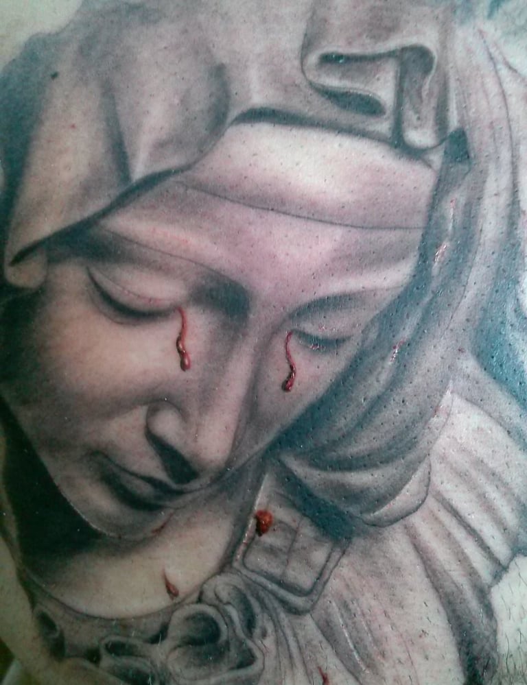 Tatuaje profesional detallado estilo realismo de una virgen Detroit Aztec Tatto Leon Guanajuato