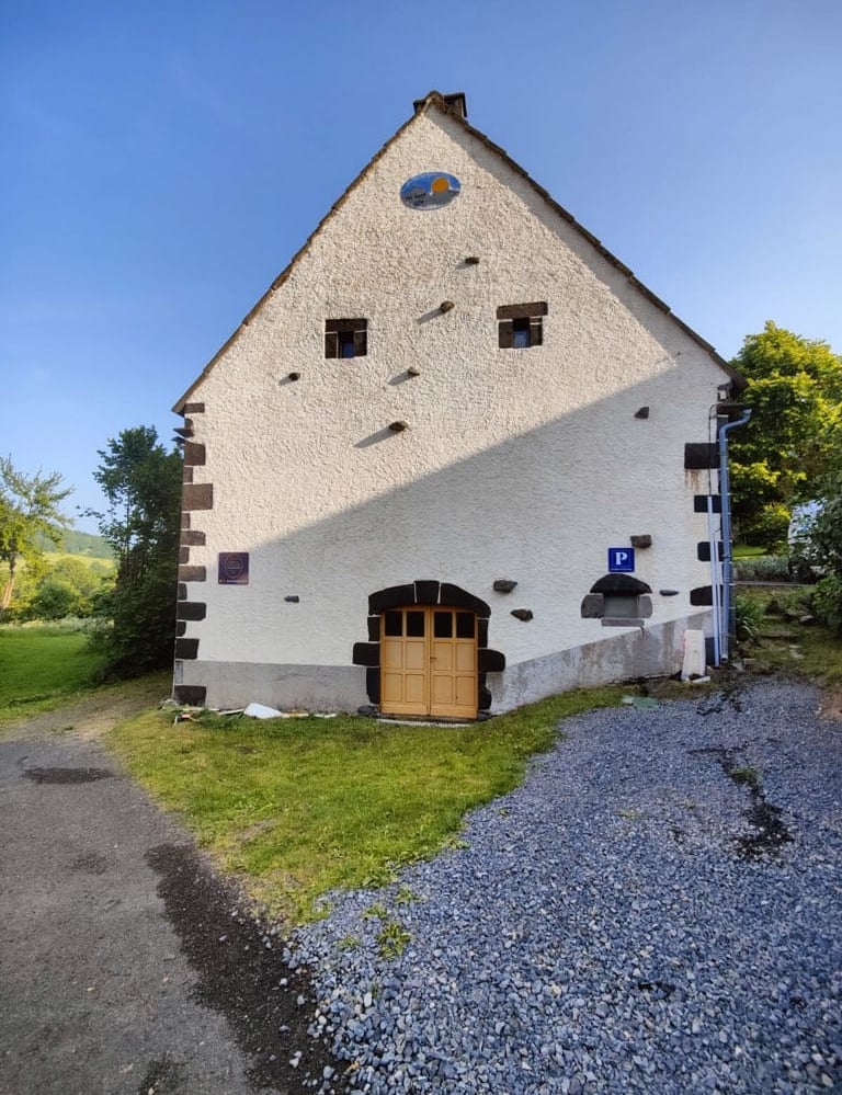 Nettoyage par drone, démoussage de toiture, Nettoyage de panneaux solaires, façade et bardage 