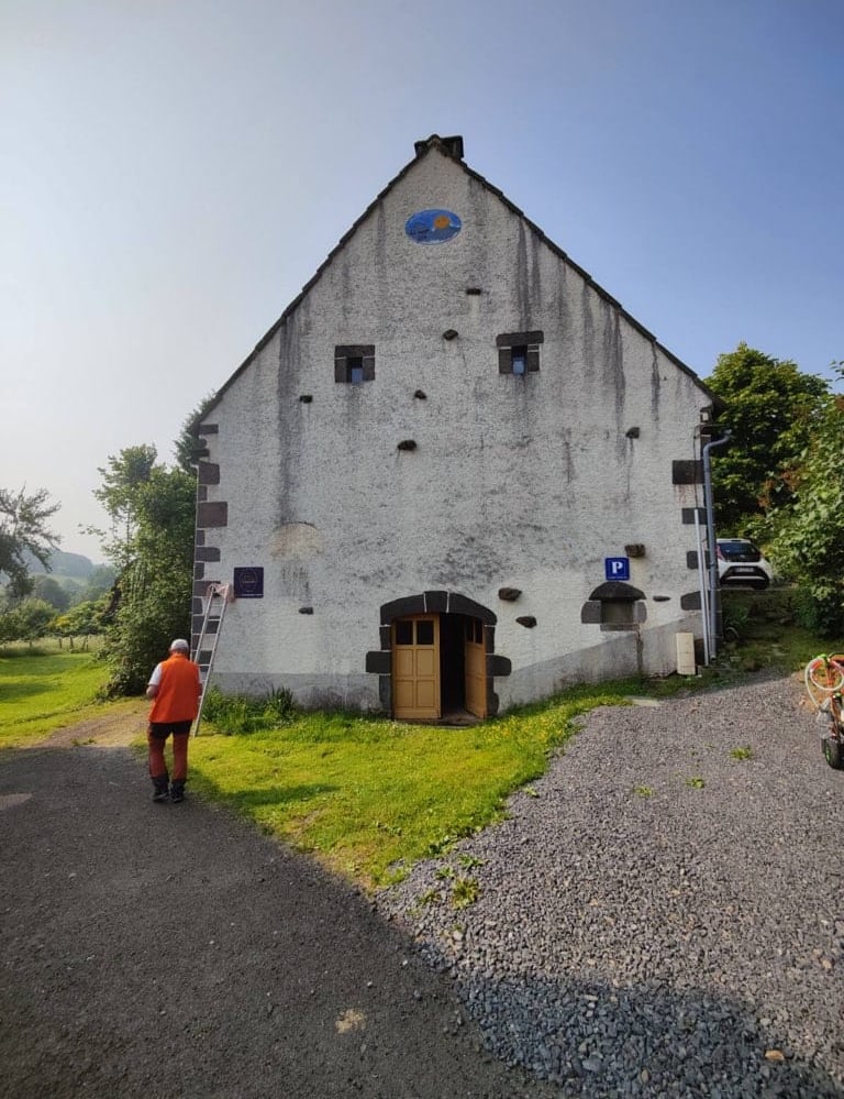 Nettoyage par drone, démoussage de toiture, Nettoyage de panneaux solaires, façade et bardage 