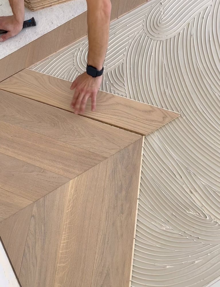 pose collée parquet, parquet contrecollé, chevrons, colle crantée, revêtement de sol bois