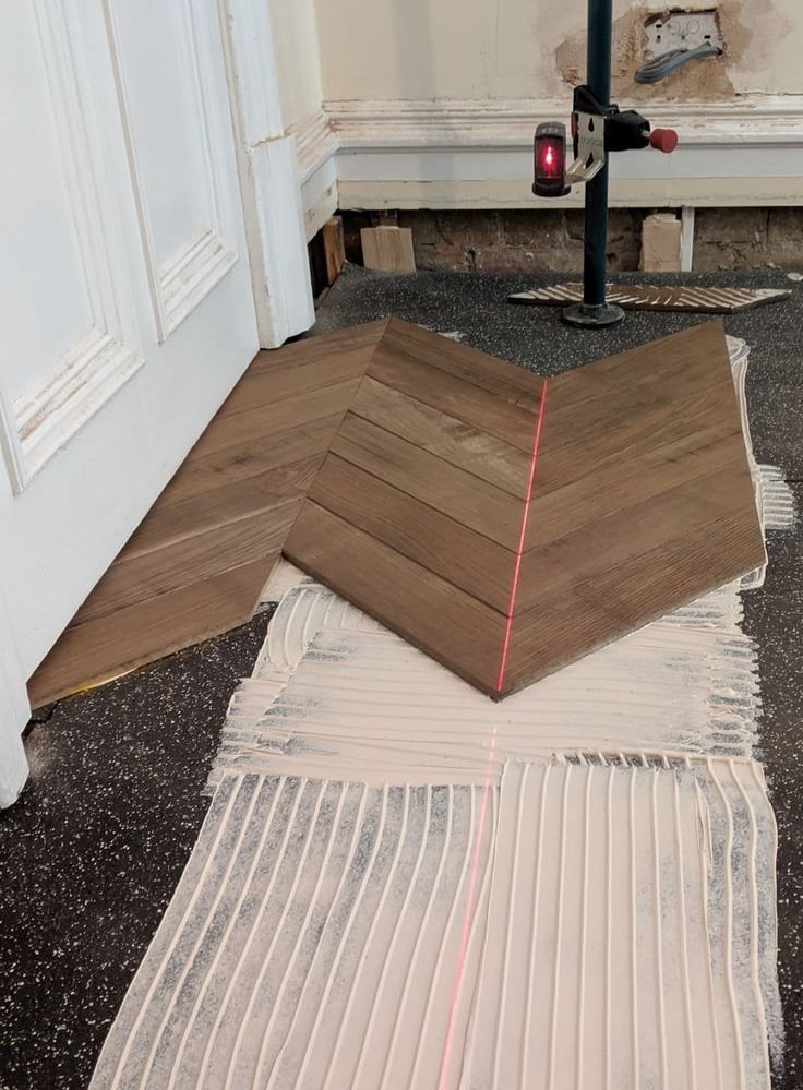 pose parquet collée, point de Hongrie, parquet foncé, alignement laser, rénovation de sol