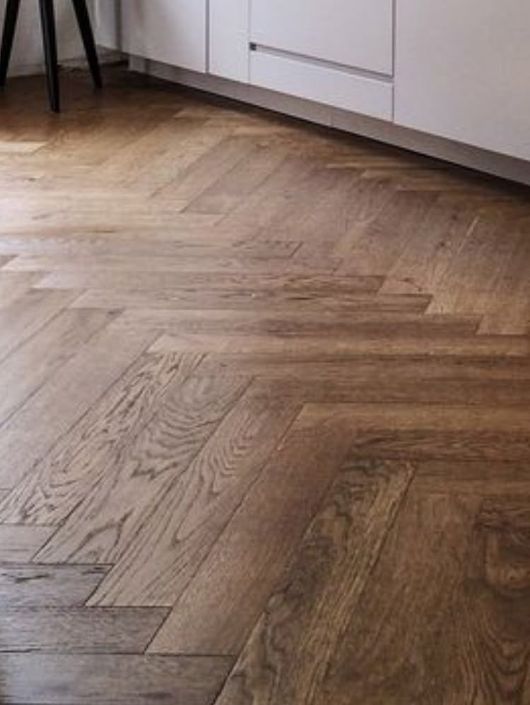 parquet massif, pose en chevrons, parquet cuisine, finition huilée, sol bois noble