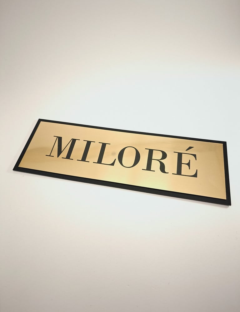 durų kortelė su išgraviruotu įmonės pavadinimu