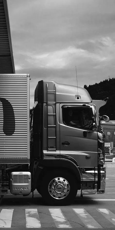 um caminhão baú que entrega das embalagens