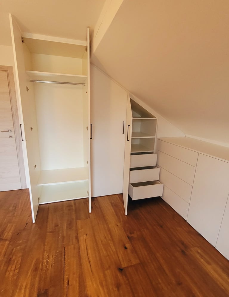 Penderie et tiroirs à l'anglaise. Chapeiry