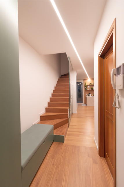 Giulia Sbrogiò | designer - corridoio - illuminazione - scala moderna - scala in vetro - parapetto in vetro - led a soffitto