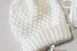 Bonnet et chaussons blancs tricotés main