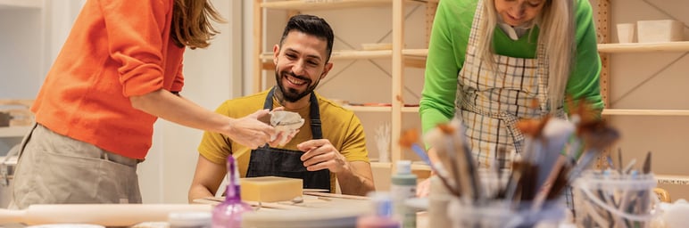 Un groupe travaillant en art-thérapie