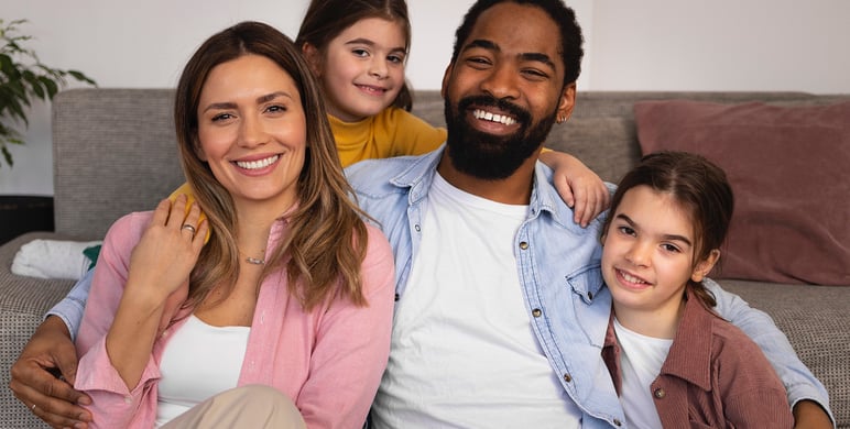 Família com pai, mãe e dois filhos