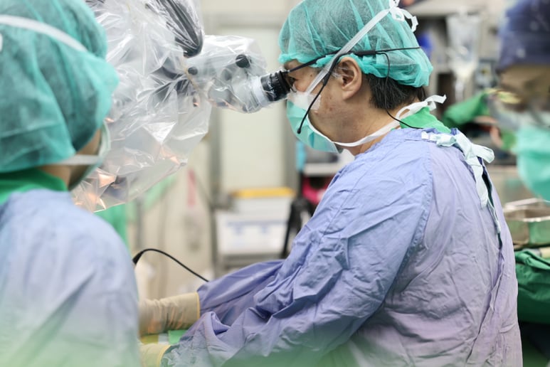 Dr. Wen realizando uma cirurgia demonstrativa no cérebro para neurocirurgiões em Taiwan.