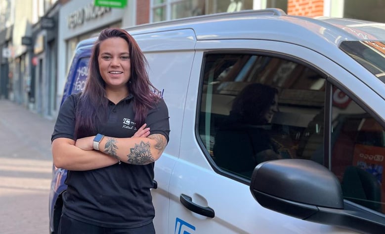 Schoonmaakmedewerker Teamleider met bedrijfsauto van Ideal Concept