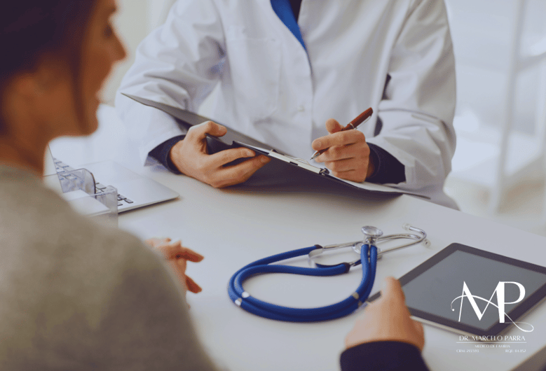 Médico Clínico Geral Atendendo um Paciente