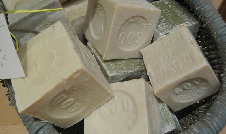 Photo de blocs de savons de Marseille pour illustre le soap opera français qui se passe à Marseille