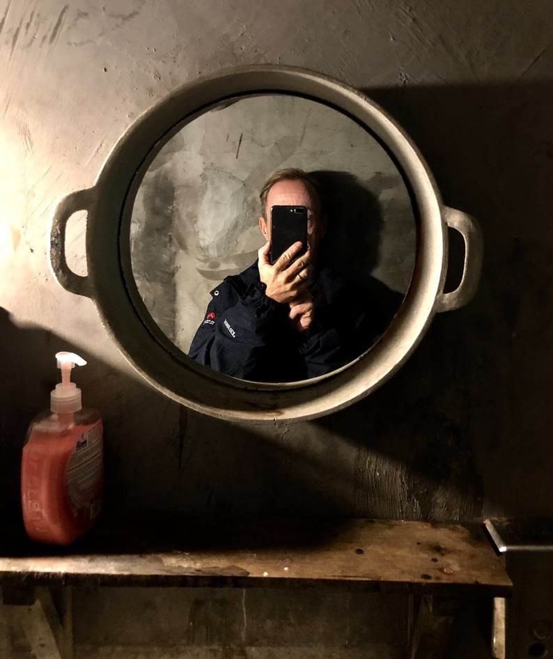 un homme prenant un selfie dans un miroir