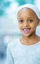 Image d'un enfant atteint de cancer qui a le sourire