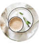 Un café dans une coupelle blanche, un moment de calme