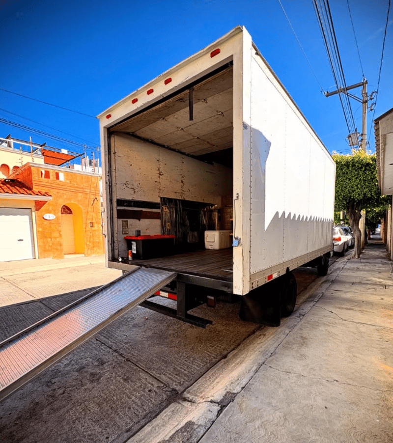 Equipo de Transportes Medrano realizando una mudanza