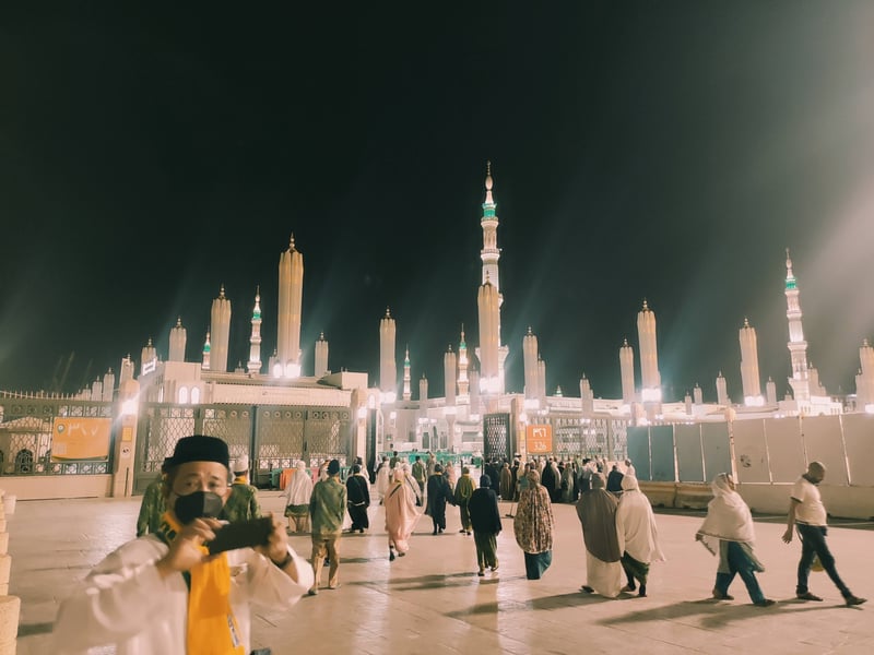 Masjid Nabawi beautifully lit at night