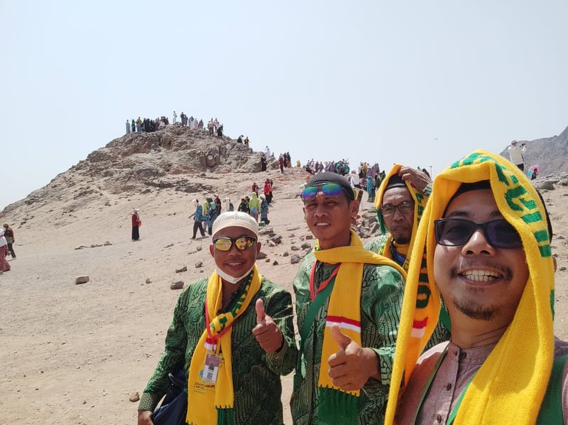 Pilgrims taking a selfie at Jabal Uhud, Madinah