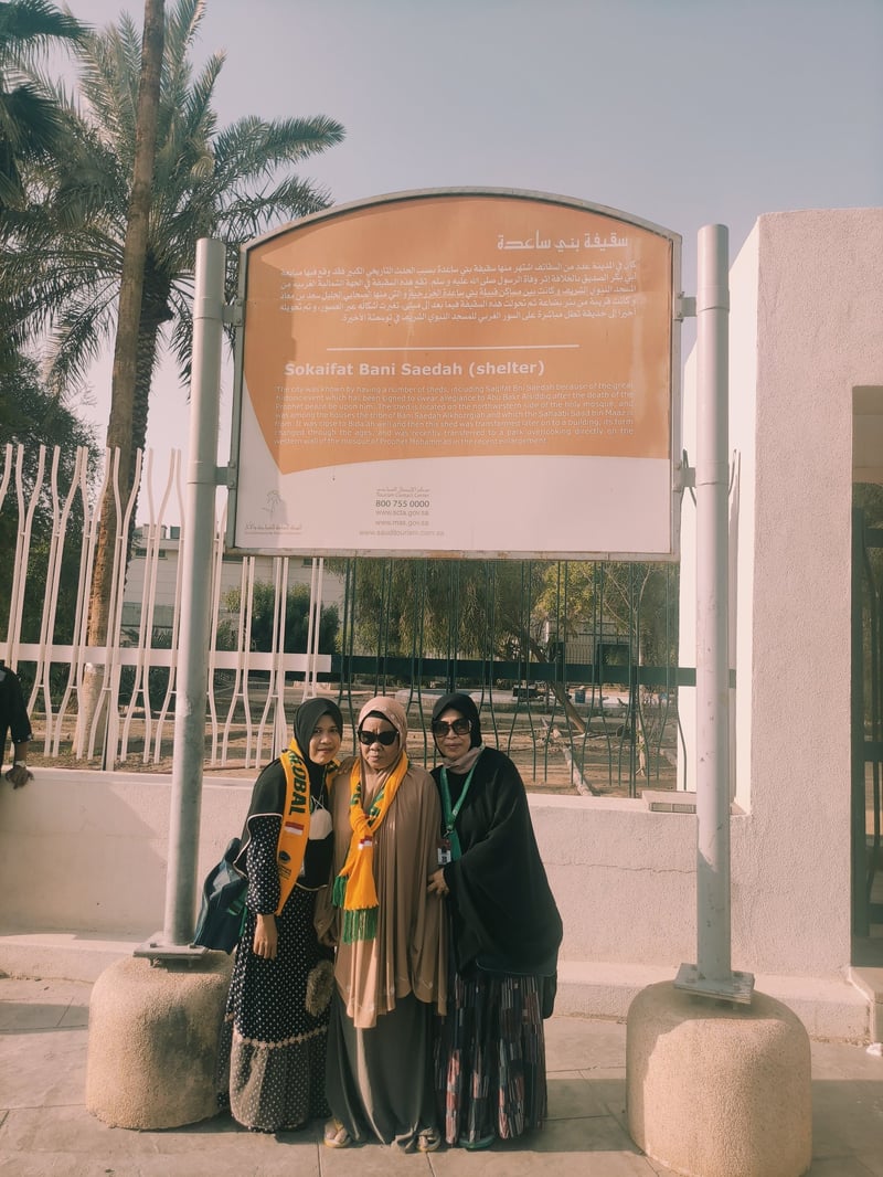 Pilgrims visiting Saqifat Bani Saedah, Madinah