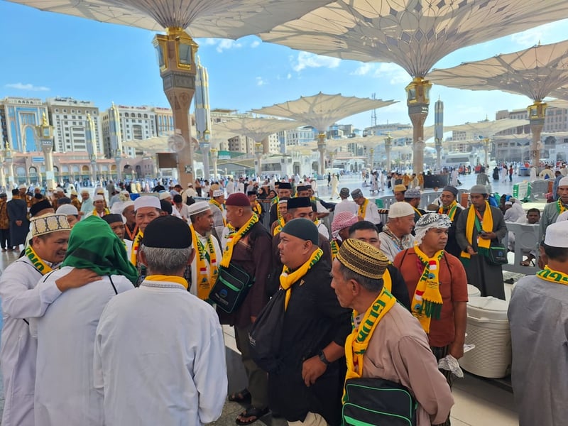 Pilgrims under the giant umbrellas of Masjid Nabawi, Madinah