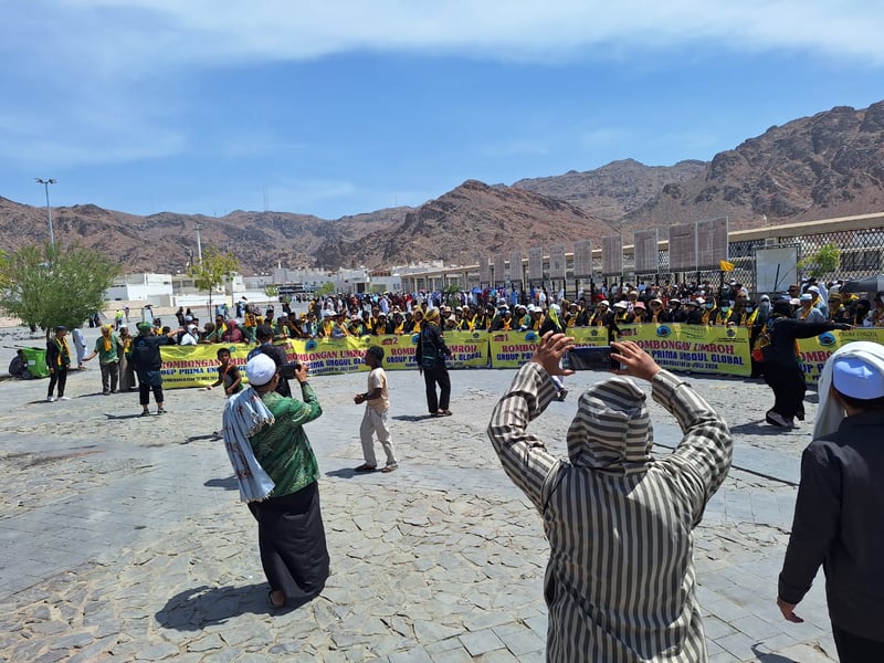 Large group photo at Jabal Uhud