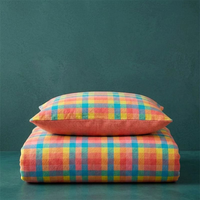 Juego de cama de cuadros vichy, fotografía de textil de hogar con IA por Josu Izarra