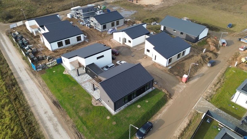 Naujos statybos mūrinių kotedžų gyvenvietė Trakų rajone – Bičiulių Kvartetas iš oro