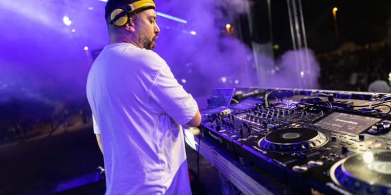 DJ pinchando en una boda - guía de precios de DJ para bodas en 2026