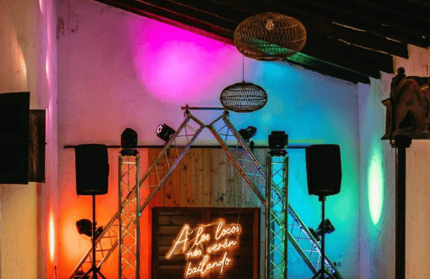 DJ profesional en cabina de boda - cómo elegir el DJ perfecto