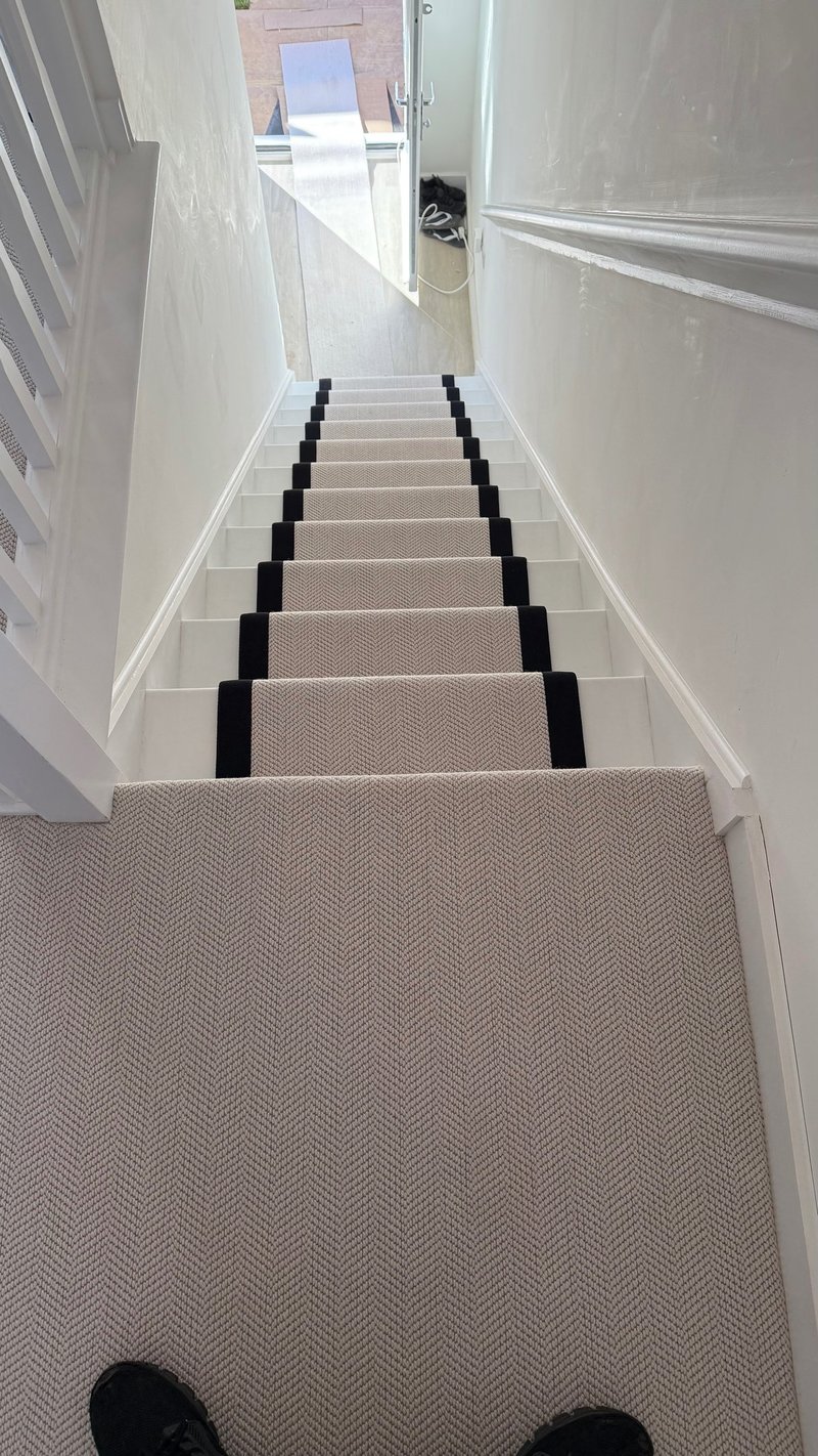 Stair runner fitting
