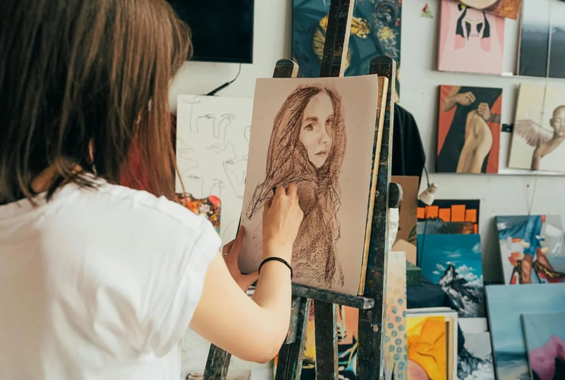 Mulher desenhando, Exercício de criatividade com ilustrações.