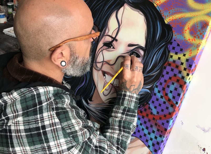 Artista criando uma obra única para um cliente internacional.
