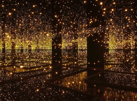 obra "Infinity Mirrored Rooms", de Yayoi Kusama