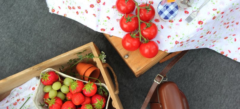 Een heerlijke picknickmand met diverse hapjes.