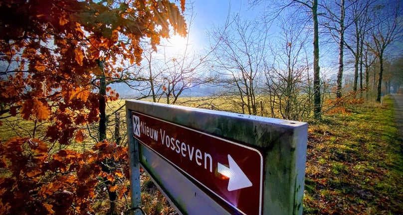 Navigatiebord Nieuw Vosseven in de prachtige omgeving rond het restaurant.