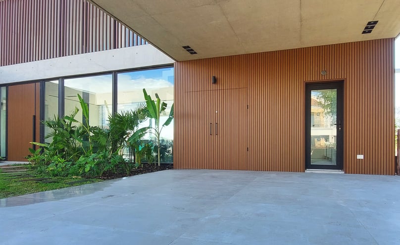 Wall panel WPC instalado en entrada de garage
