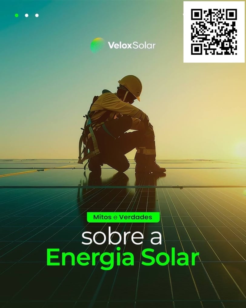 Técnico em Energia Solar analisando a instalação de placa solar em um telhado