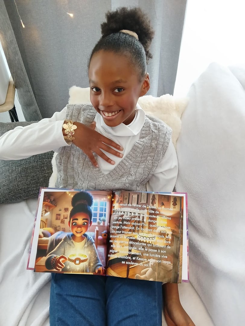 Une jeune fille tient un livre personnalisé illustré d'une héroïne découvrant un bracelet magique