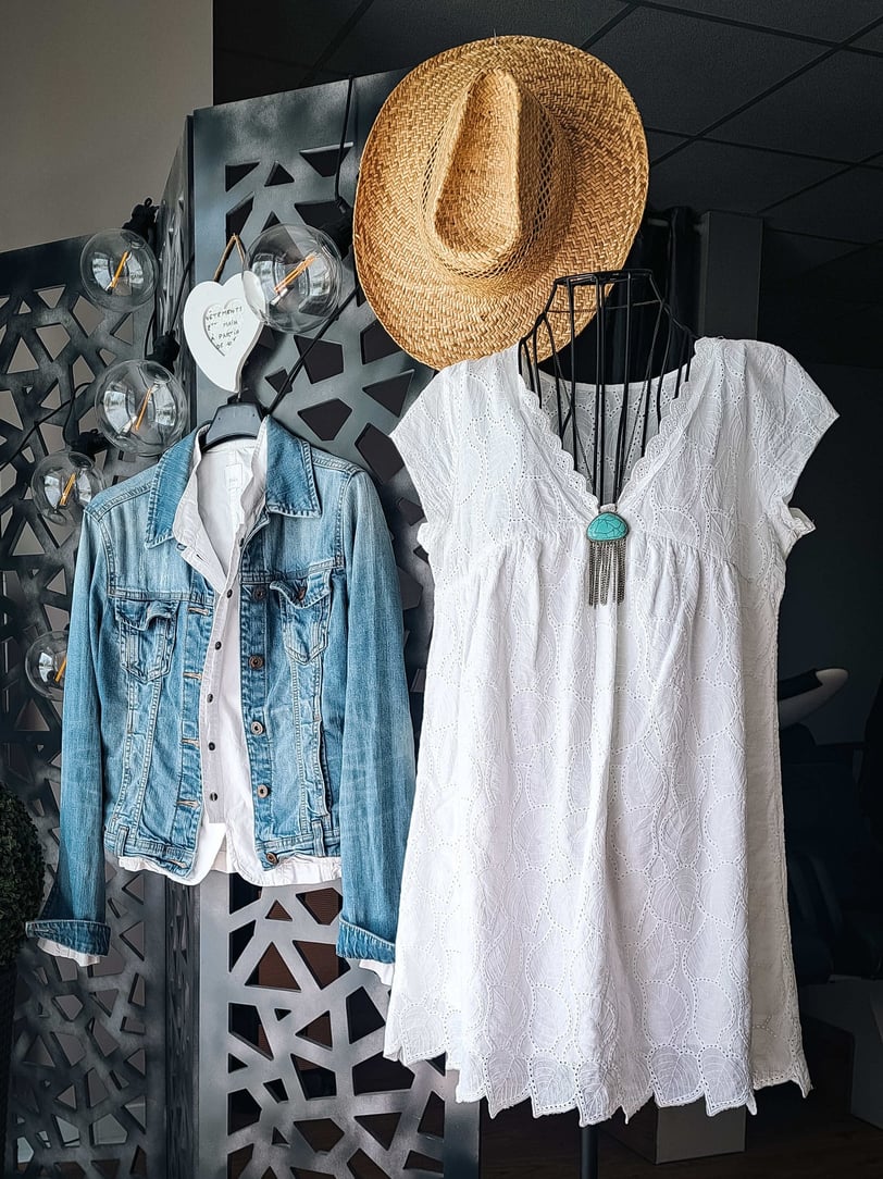 Robe en coton, blouson en jean et chapeau de paile sur cintres