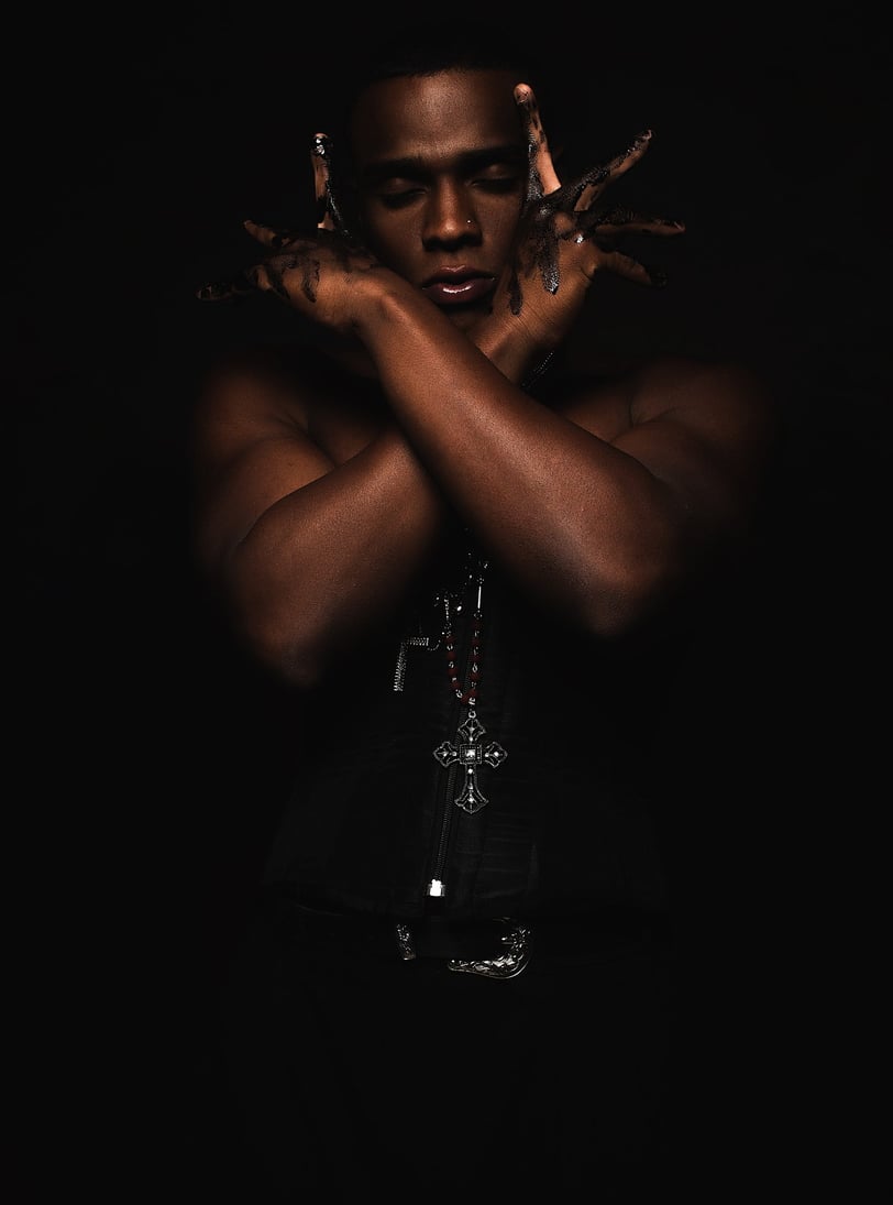 fotografia-de-moda-em-estúdio-com-modelo-e-iluminação-baixa-por-Gustavo-Rodrigues