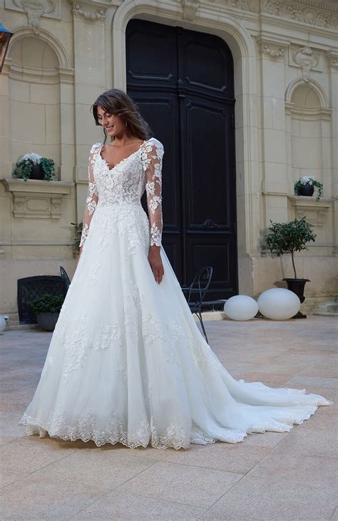 femme porte une robe blanche de mariage