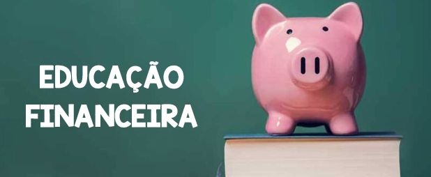 Cofre Porquinho Rosa  em cima de uma pilha de livros 