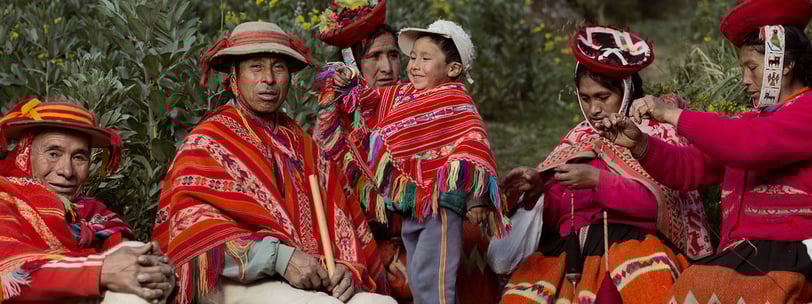 Convivencia entre hombres, mujeres y niños miembros de la Cooperativa Artesanal de Ollantaytambo